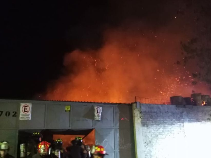 Incendio consume la bodega de una papelera en Puente Alto
