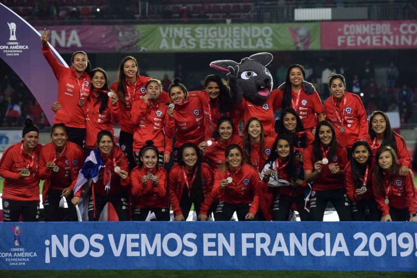 La Roja femenina llegó a Santiago y es recibida en La Moneda
