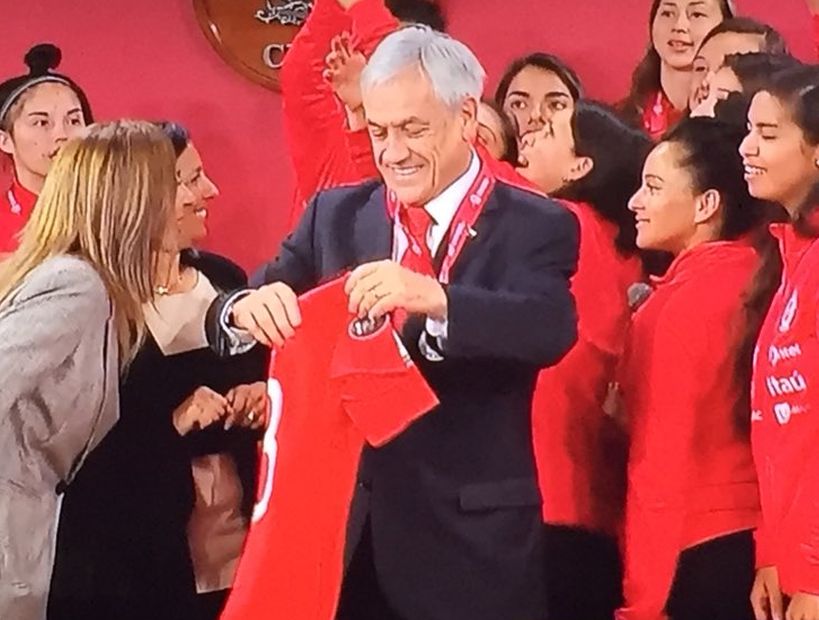 [VIDEO] El lapsus del Presidente Piñera que involucró a Rubén Campos en el homenaje a la Roja femenina
