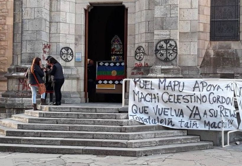 Mapuches ocuparon la catedral de Bariloche en apoyo a Celestino Córdova
