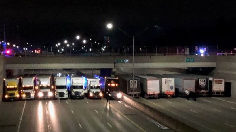 Camioneros se alinearon para evitar que un hombre se lanzara desde un puente