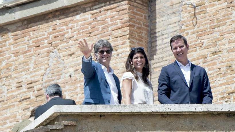 Víctimas de Karadima salieron al balcón del Vaticano junto al Papa