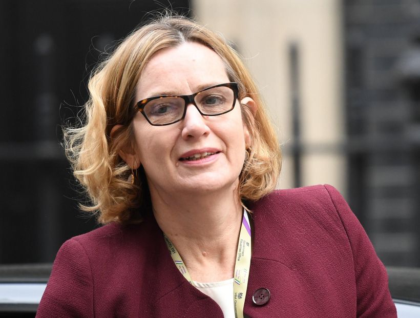 Renunció ministra del Interior británica por polémica sobre inmigración