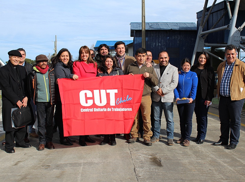 Reconocieron las labores de operaria de la industria del salmón