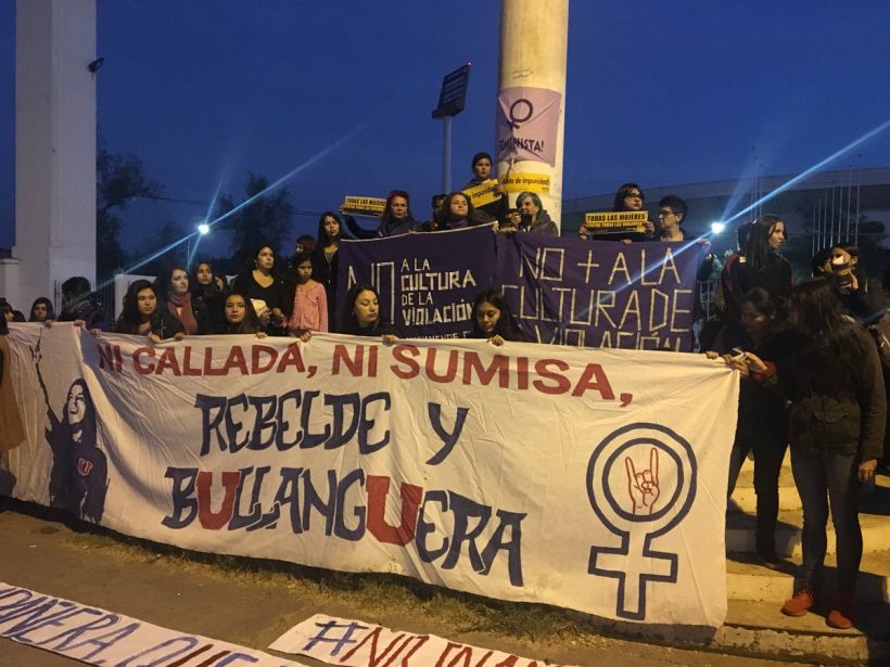 Protestaron en el Estadio Nacional por caso de joven violada en Ñuñoa