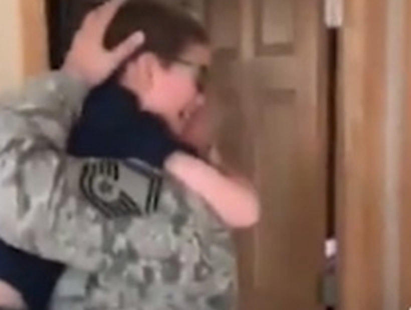 La emotiva sorpresa de un soldado a su hijo por su cumpleaños