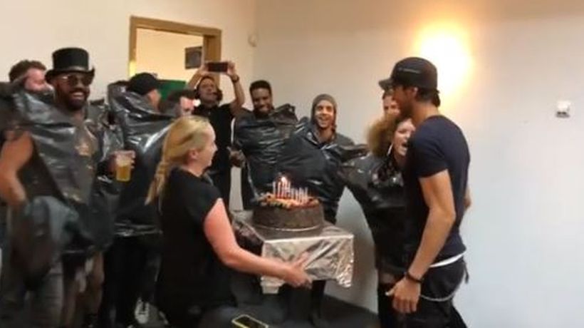 No aprendió con la gaviota: Enrique Iglesias le lanzó torta de cumpleaños a sus fans