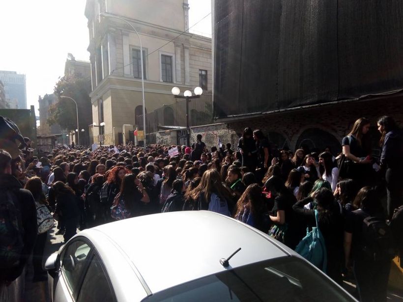 Alumnas protestaron en el Instituto Nacional acusando mensaje machista en polerón de cuarto medio