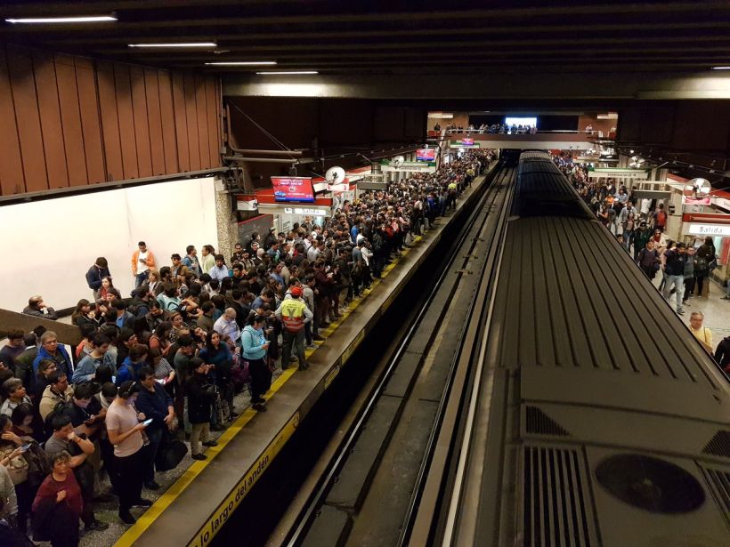 Fallas en la Línea 1 de Metro causaron aglomeraciones en la hora punta