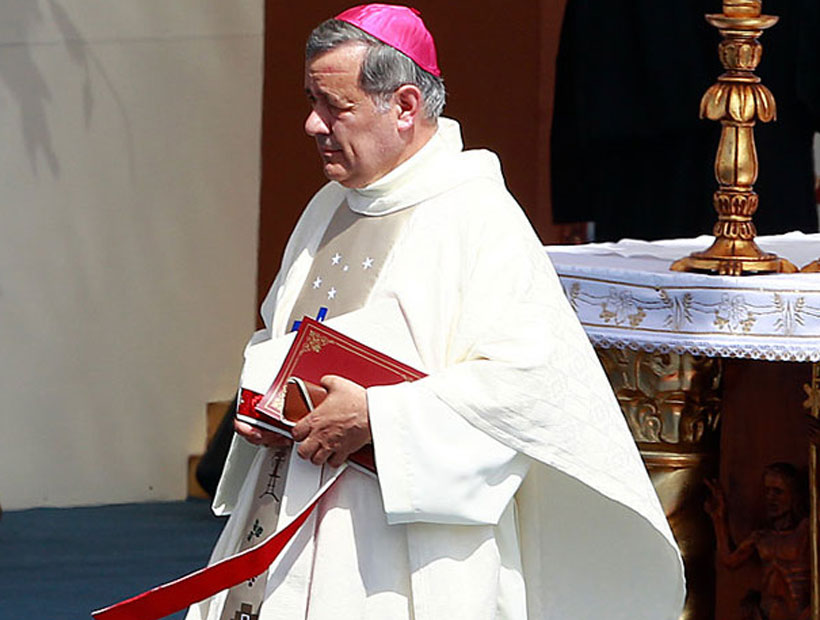 Obispo Juan Barros llegará hoy a la Casa Romana del Clero a un día de reunirse con el Papa
