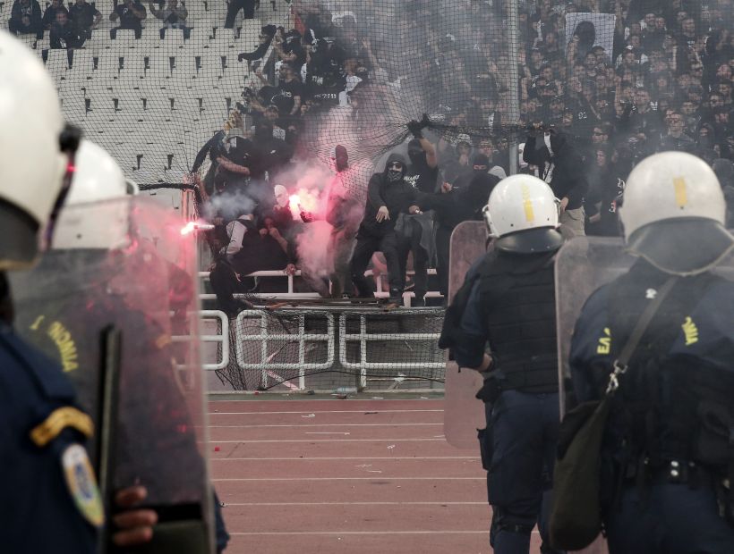 Protestas y violencia marca la final de la Copa en Grecia dentro y fuera de la cancha
