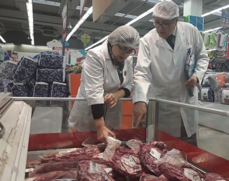 Seremi de Salud fiscaliza las tres cadenas de supermercados más denunciadas por carne en mal estado