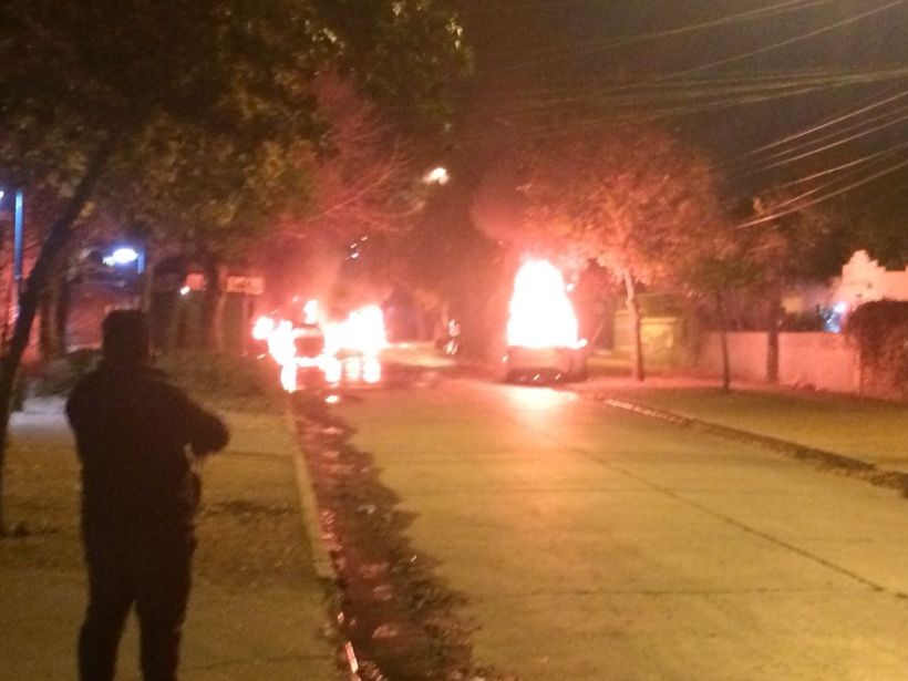 Encapuchados quemaron tres vehículos en Macul