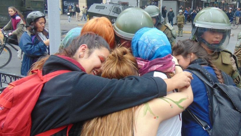 Carabinera que fue abrazada por manifestantes: 