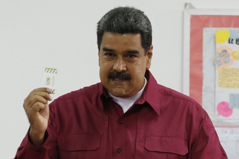 Maduro fue el primero en votar en su centro electoral en los comicios donde busca reelección