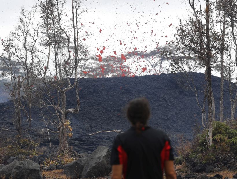 Hombre estaba en el balcón de su casa y sufrió salpicadura de lava del volcán Kilauea en Hawái