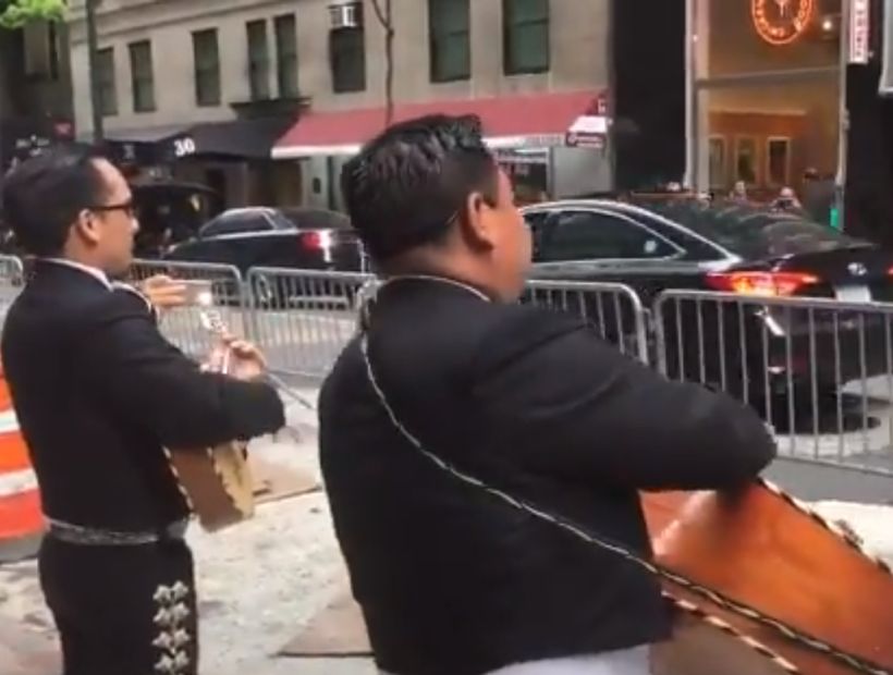 [VIDEO] Funan con mariachis a abogado que se hizo viral al insultar a personas por hablar en español en un restaurante