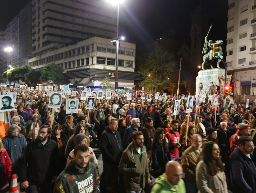 Miles de uruguayos marchan en silencio por los desaparecidos en la dictadura