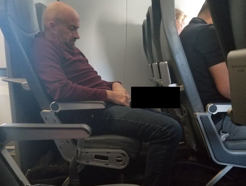 Pasajero ebrio acosó a mujer, lo cambiaron de puesto y orinó otro asiento en un avión