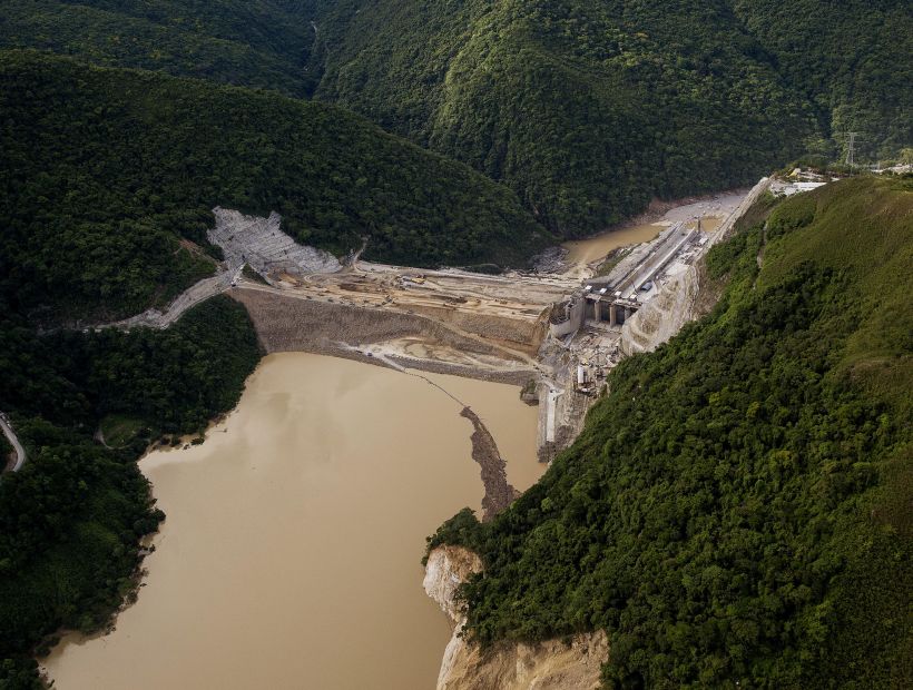 Más de 8 mil evacuados en poblados cercanos a una hidroeléctrica por riesgo de inundación