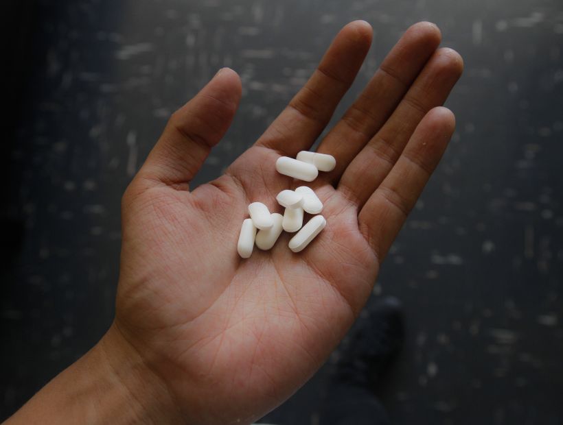 Retiraron del mercado lote de marca de paracetamol por manchas oscuras en los comprimidos