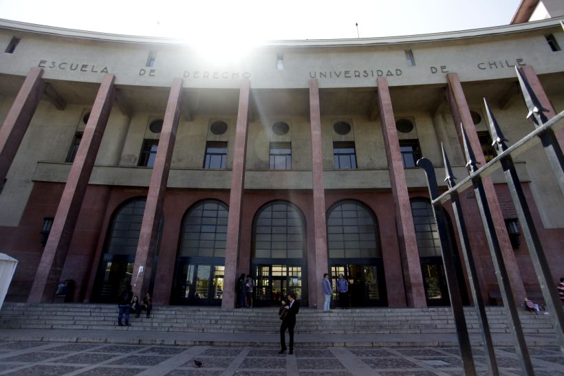 Cifra de académicas chilenas solo es mayoría en ocho universidades del país