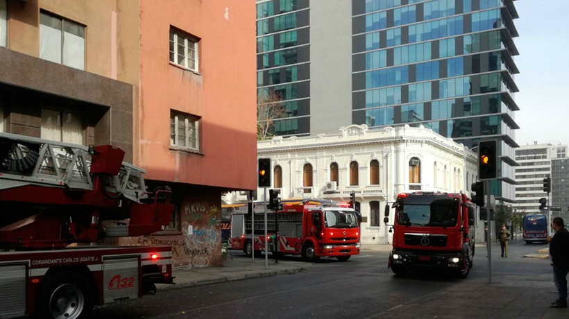 Explosión y posterior incendio en edificio del centro de Santiago no habría dejado lesionados
