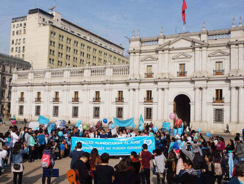 Familiares de menores con alergia alimentaria se manifiestaron en todo Chile para exigir incorporación al GES