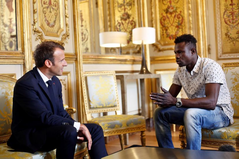 Macron entregó nacionalidad a migrante que salvó a un niño que colgaba de un departamento en Francia