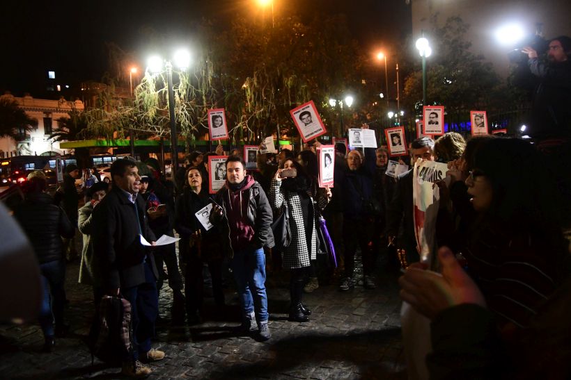 Agrupaciones de DD.HH. protestaron por lanzamiento de libro de Álvaro Corbalán en hotel de Santiago