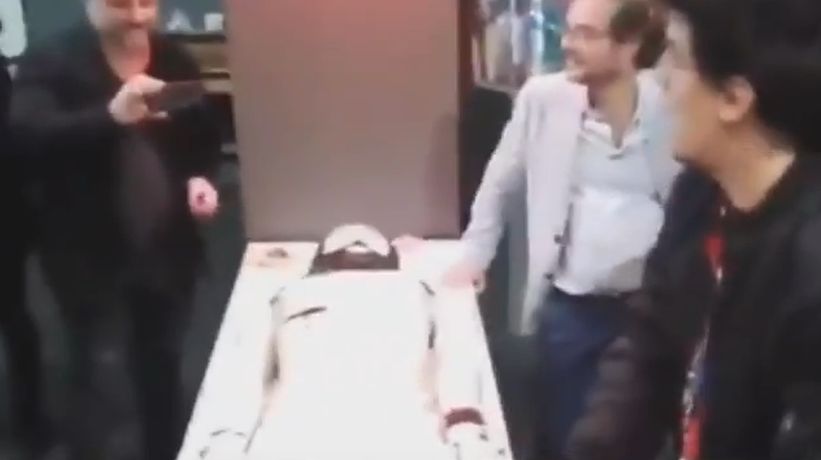Ministro argentino se disculpó por comer de una torta con la forma de Jesús