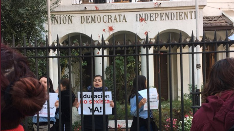 Tomas feministas: estudiantes de la Aces ocuparon la sede de la UDI