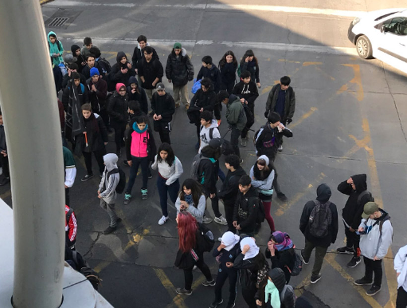 Estudiantes protestaron afuera del Costanera Center por demandas feministas