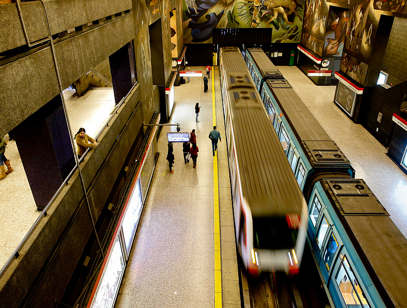 Tres individuos fueron sorprendidos rayando dos vagones de Metro de Santiago