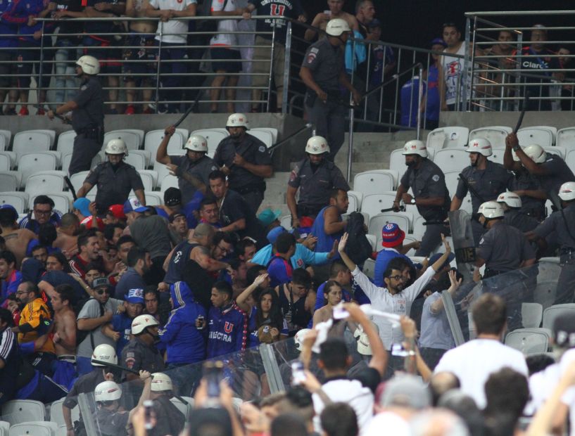 Justicia de Brasil condenó a 13 hinchas de la U por los incidentes en el estadio de Corinthians
