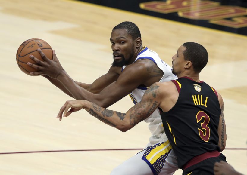 Con 43 puntos de Durant, los Warriors acarician el cetro de la NBA