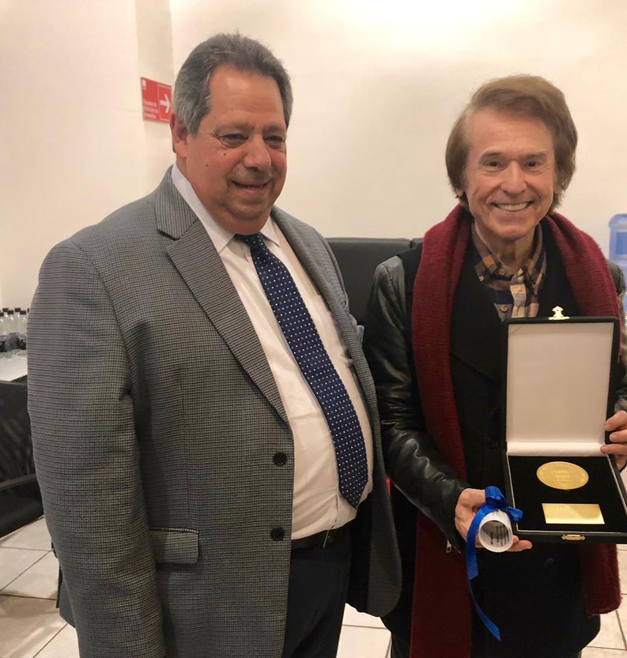 Raphael cautivó a los chillanejos y agradeció reconocimiento por su histórica visita