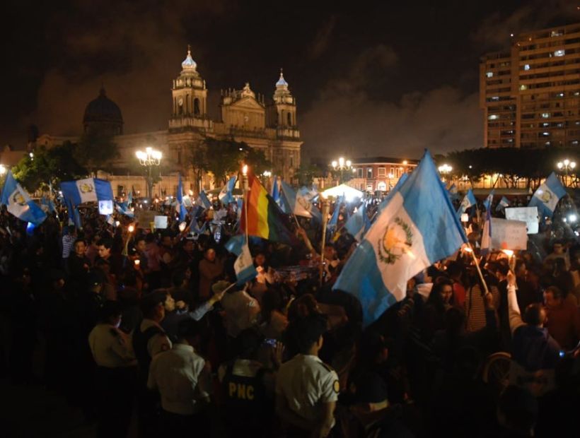Miles de personas piden renuncia del presidente de Guatemala por 