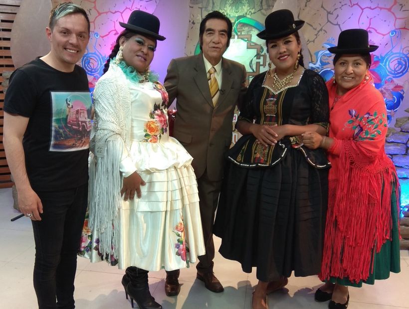 Las cholitas transformistas enamoran Bolivia en un concurso nacional