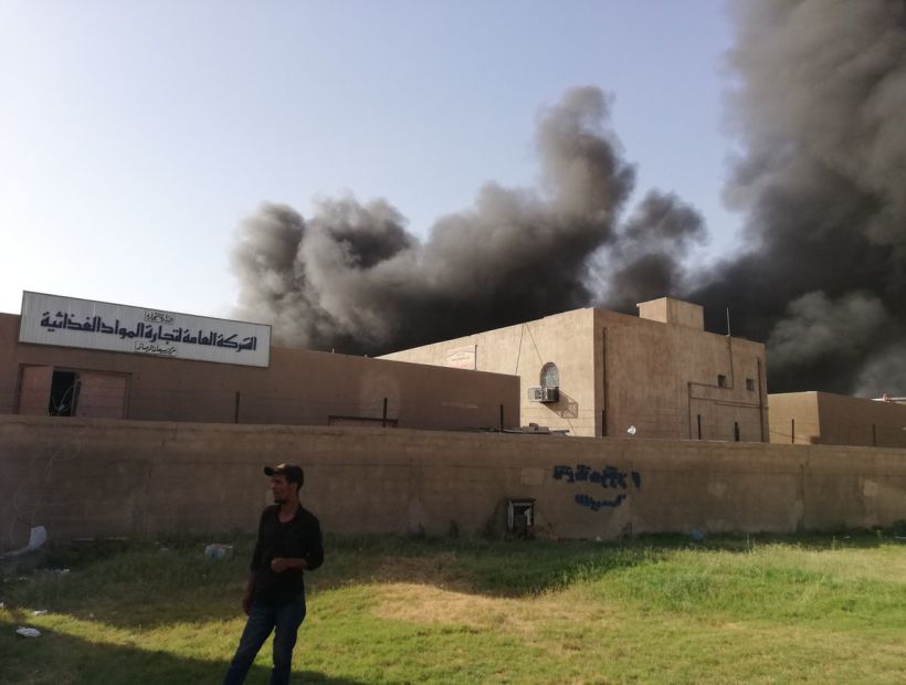 [VIDEO] Incendio destruye almacenes con votos de la elección iraquí que iban a ser recontados