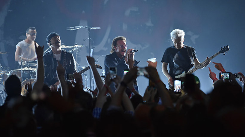 U2 le rindió homenaje a Anthony Bourdain