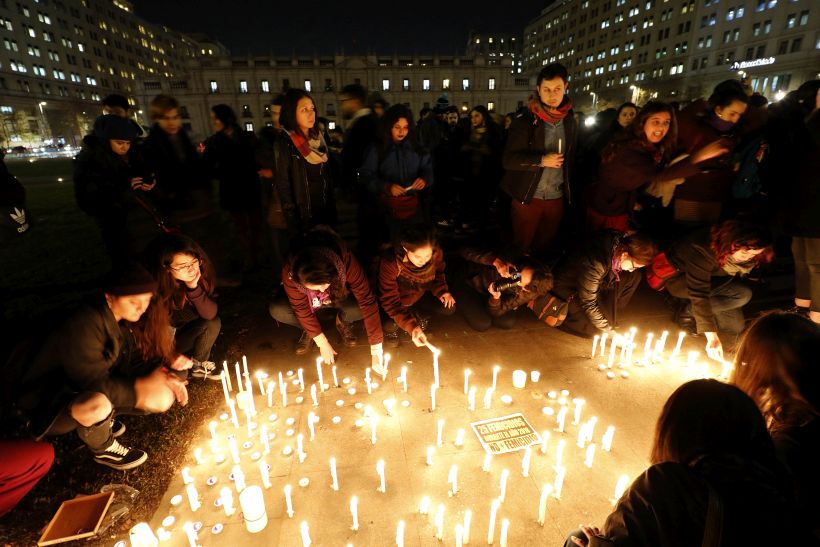 Realizaron velatón frente a La Moneda por los cinco femicidios en tres días