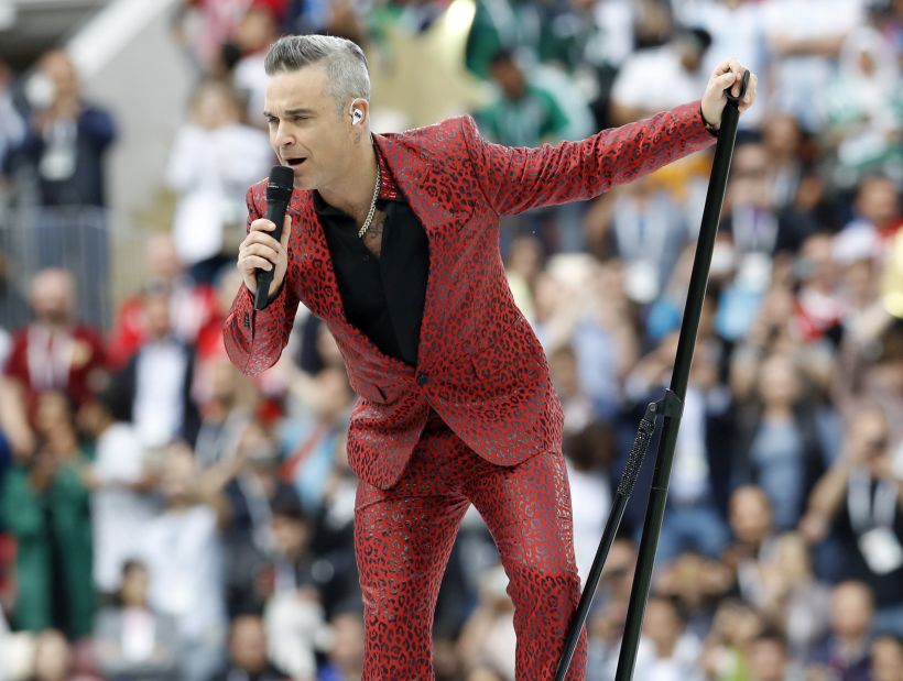Robbie Williams desató la polémica por su gesto obseno en la inauguración del Mundial