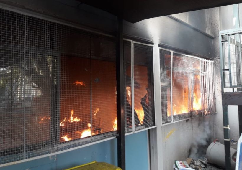 Incendio afecta a Liceo Amunátegui que se encuentra en toma