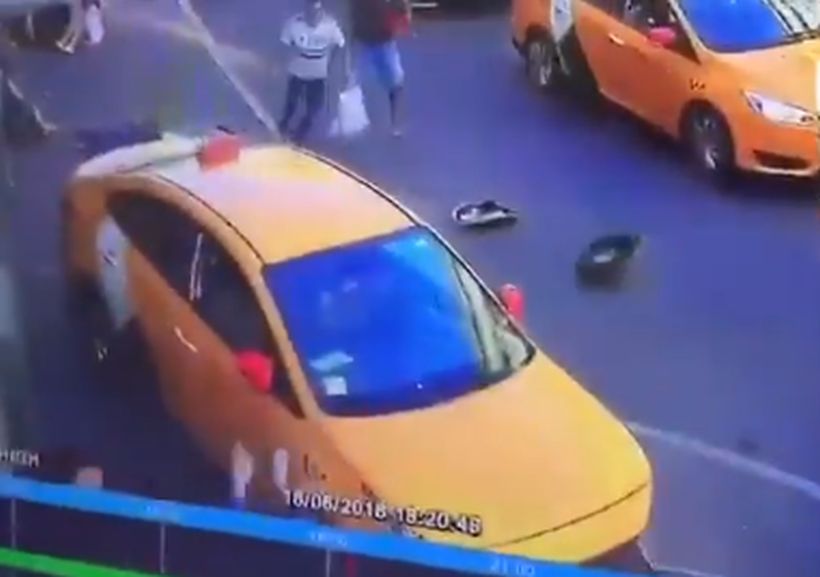 [VIDEO] Taxista atropelló a varias personas en Moscú: al menos siete lesionados