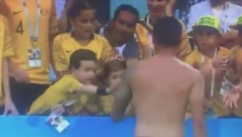 Hincha peruano intentó arrebatarle la camiseta de Tim Cahill a un niño