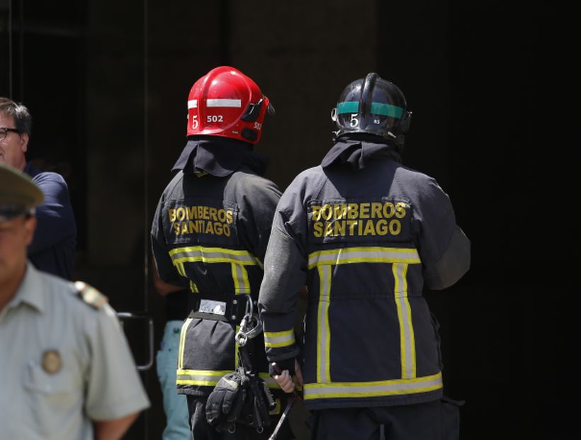 Mujer de 77 años fue encontrada muerta debajo de su cama tras amago de incendio en Santiago
