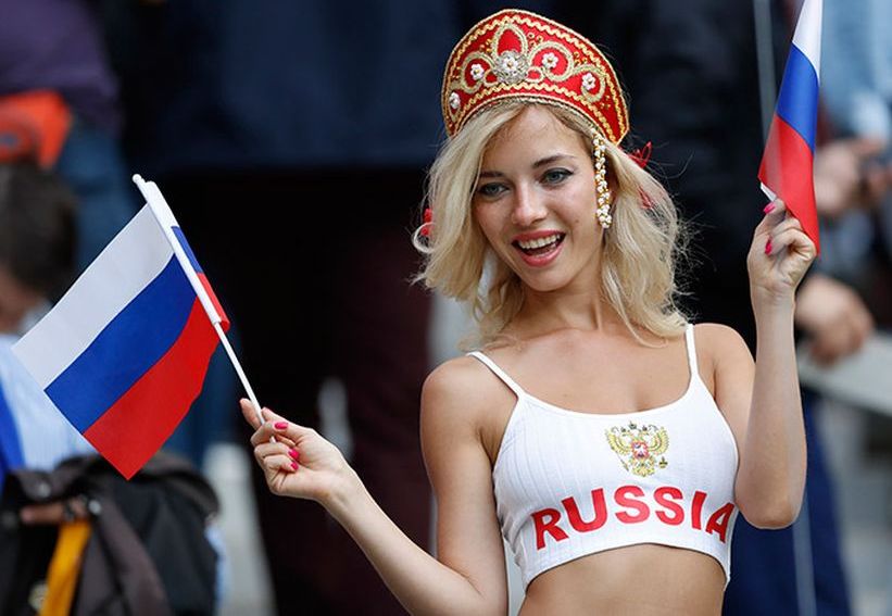 Fan rusa que causa furor en el Mundial desmintió ser actriz porno