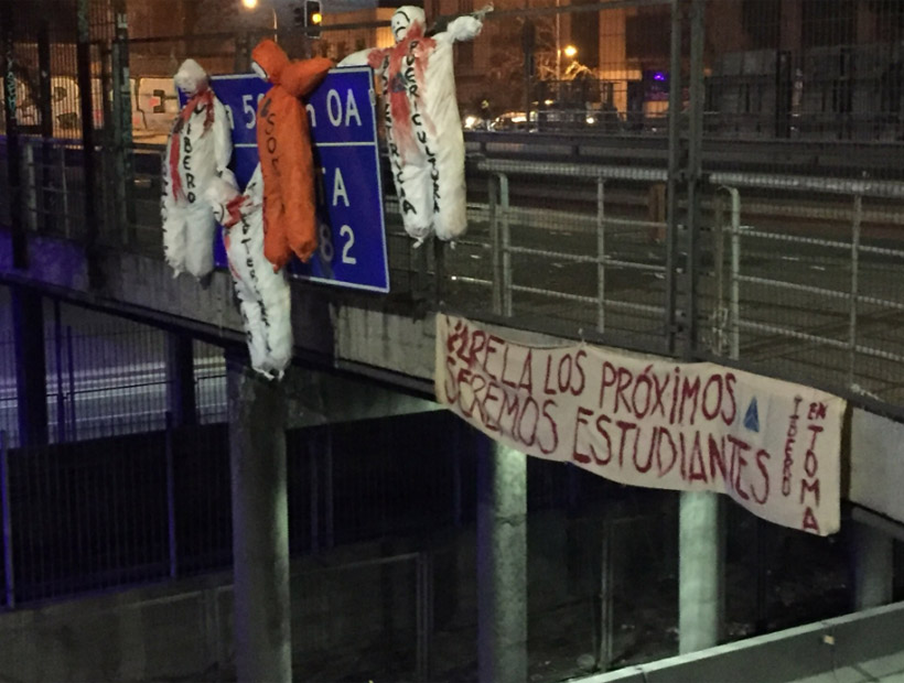 Colgaron muñecos en autopista y encendieron barricadas por cierre de la U. Iberoamericana