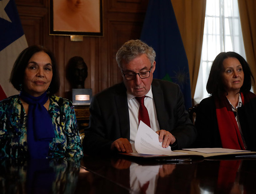 Asamblea de Mujeres de la U. de Chile firmó un acuerdo con el rector Vivaldi